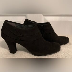 Aerosoles Role Player
Faux suede ankle booties